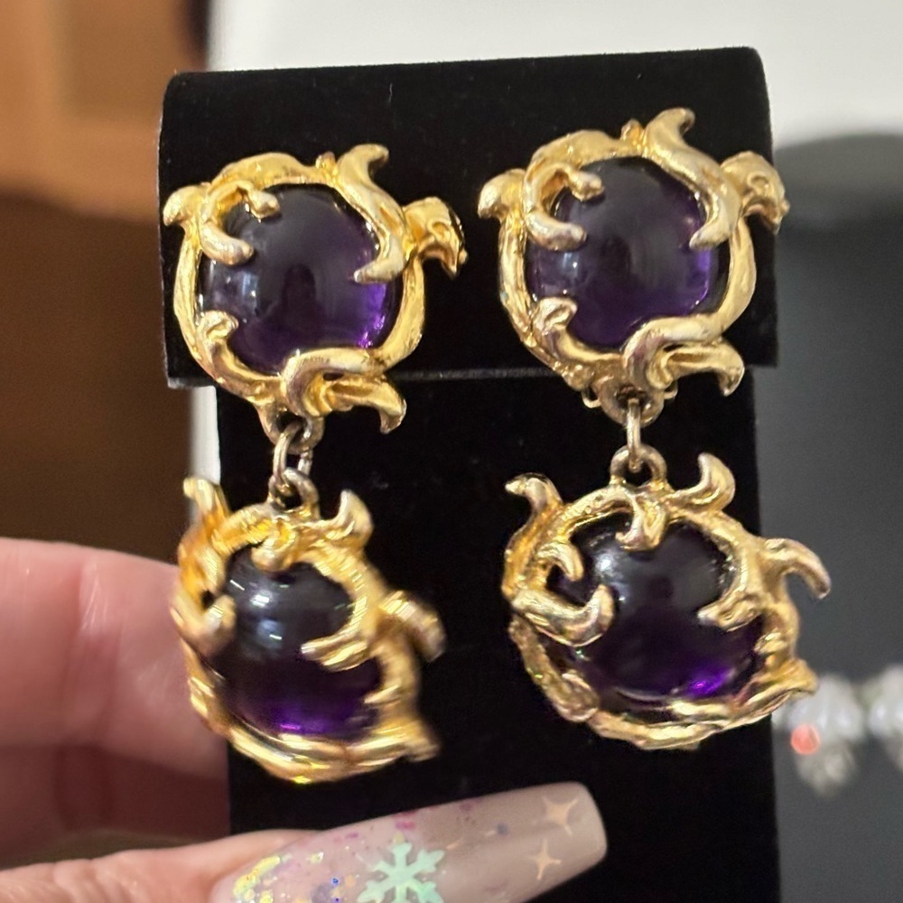 Vintage unsigned Ciner purple glass cabochon with its gold metal clipon earrings